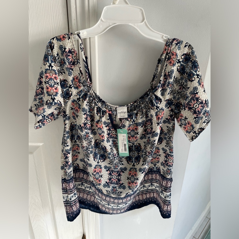 NWT Kaleigh Cold Shoulder Top